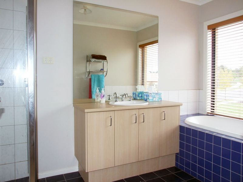 36 Waterford Rise, Pakenham VIC 3810