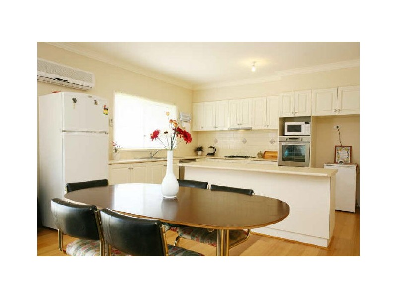 32 St Leonard Way, Pakenham VIC 3810