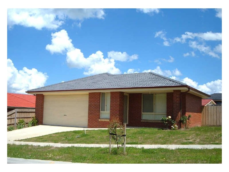 27 Ben Drive, Pakenham VIC 3810