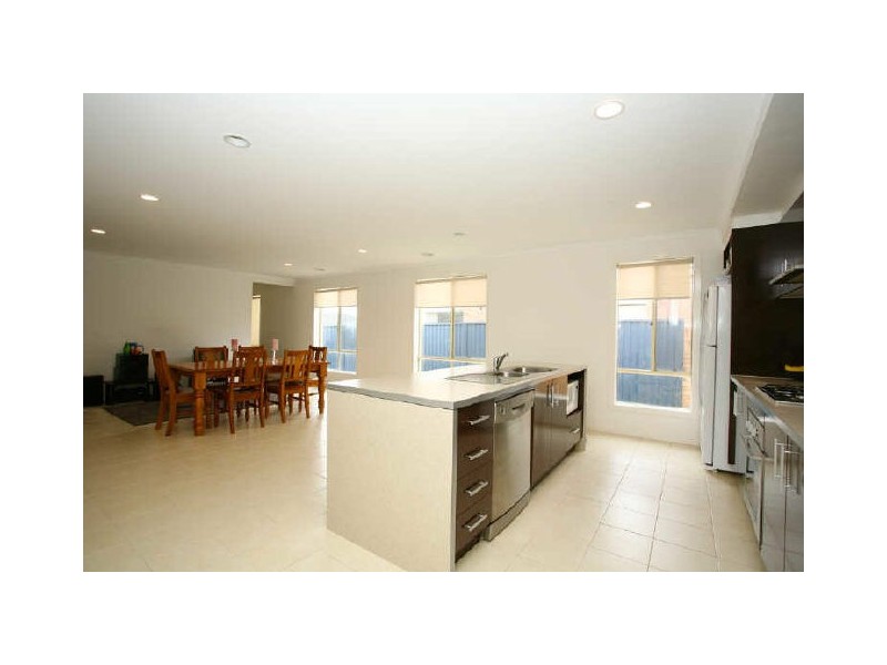 37 Scarlet Crescent, Pakenham VIC 3810