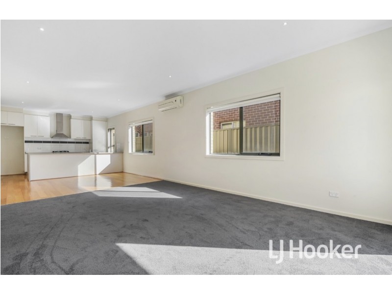 22 Edgeware Close, Pakenham VIC 3810