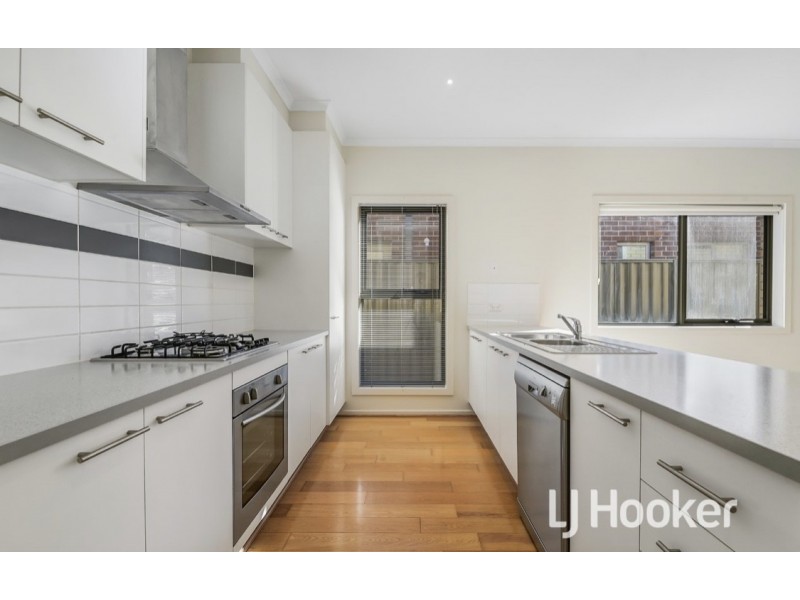 22 Edgeware Close, Pakenham VIC 3810