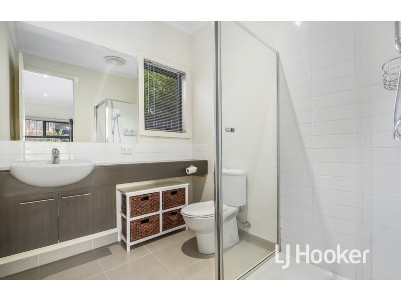 22 Edgeware Close, Pakenham VIC 3810