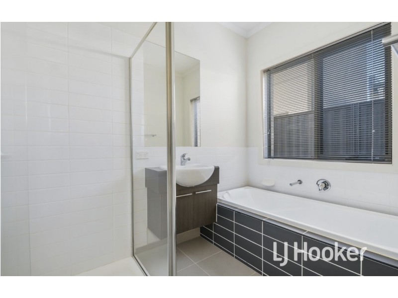 22 Edgeware Close, Pakenham VIC 3810