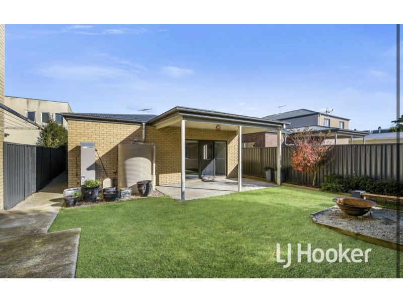 22 Edgeware Close, Pakenham VIC 3810