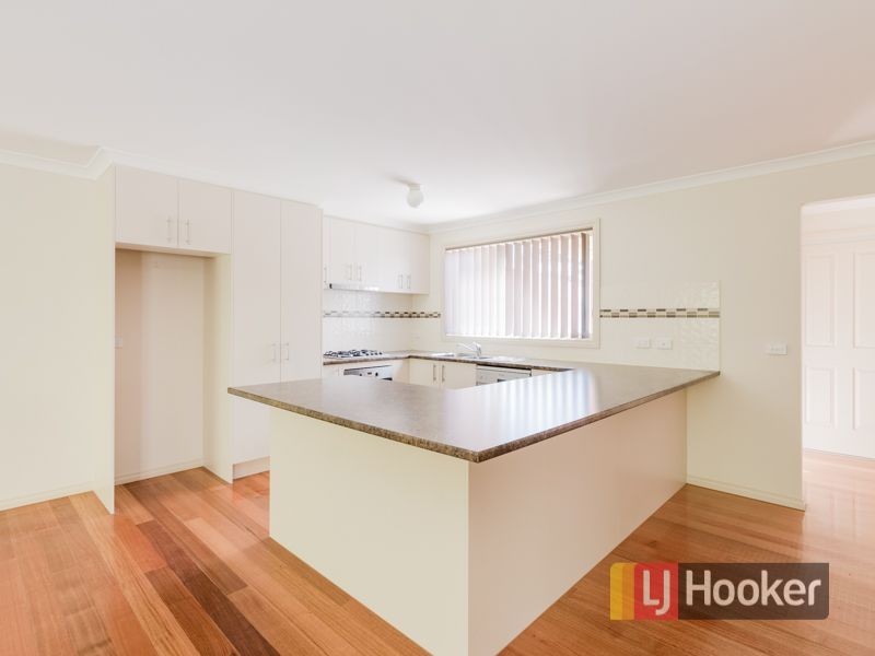 2/5 Balmoral Way, Pakenham VIC 3810