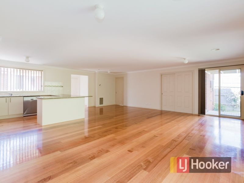 2/5 Balmoral Way, Pakenham VIC 3810