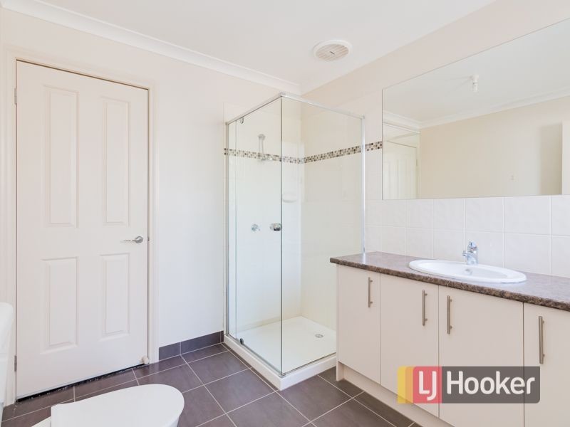 2/5 Balmoral Way, Pakenham VIC 3810