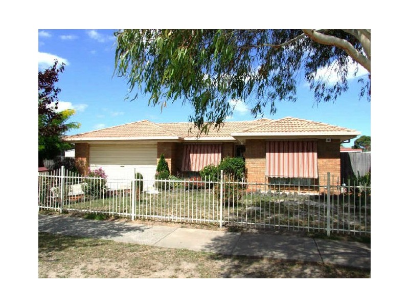 12 Gullquist Way, Pakenham VIC 3810