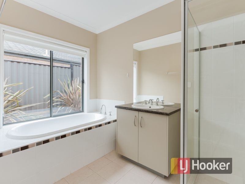 2 Huron Parkway, Pakenham VIC 3810