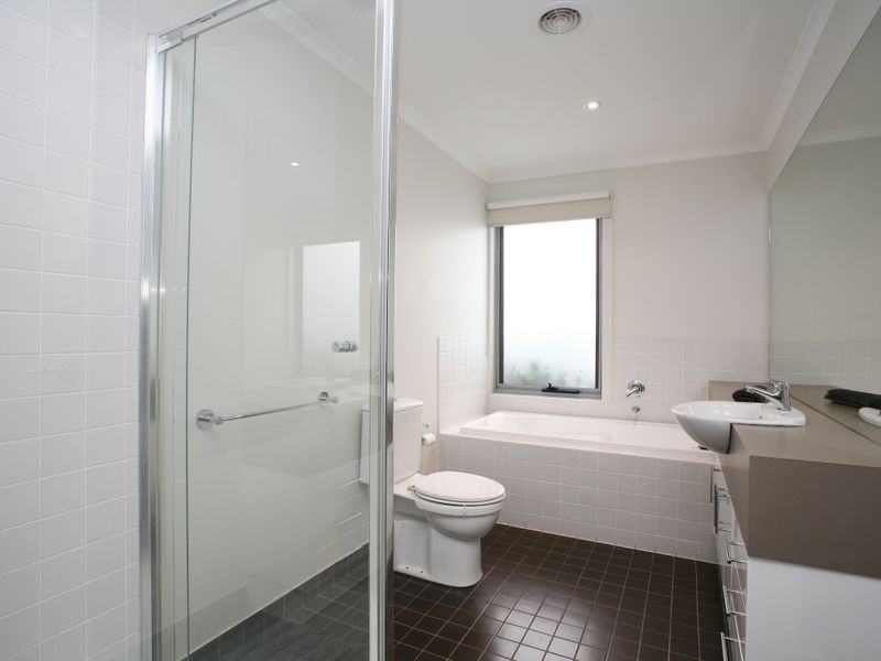 9/2 The Entrance, Pakenham VIC 3810