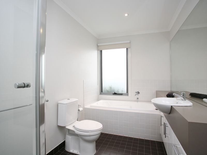 9/2 The Entrance, Pakenham VIC 3810
