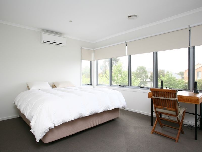 9/2 The Entrance, Pakenham VIC 3810