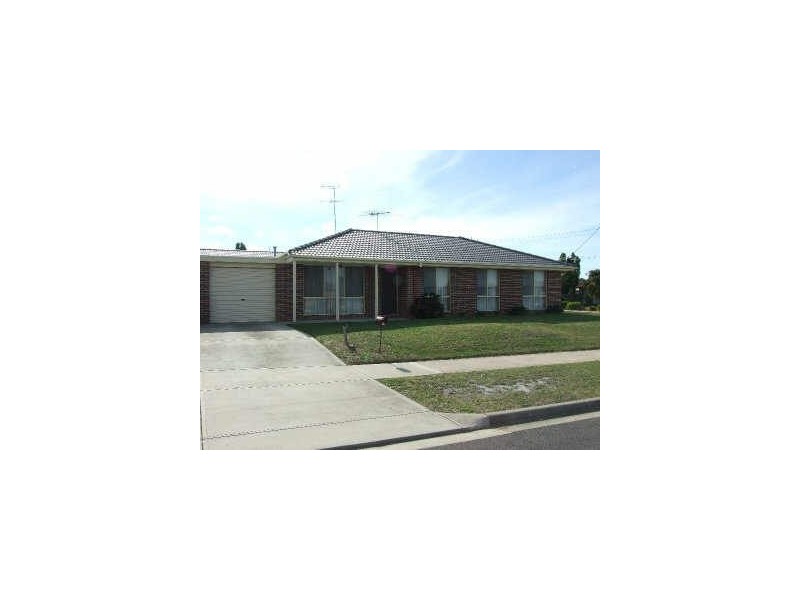 19 Dunbarton Drive, Pakenham VIC 3810