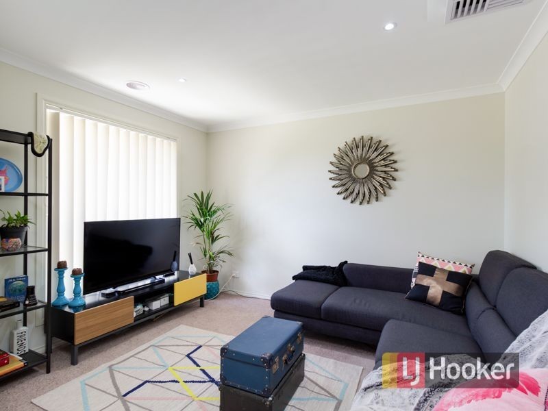 11 Doonie Way, Pakenham VIC 3810