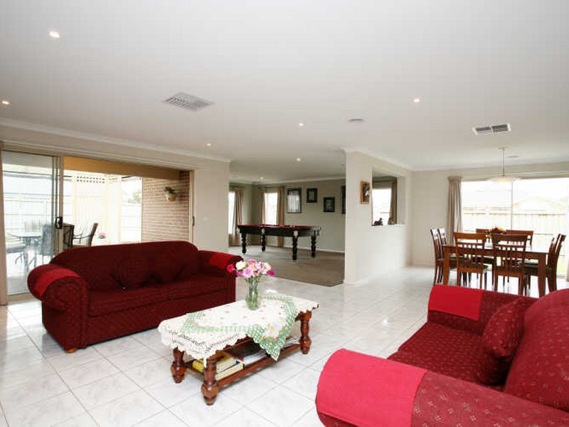 20 Henry Lawson Drive, Pakenham VIC 3810