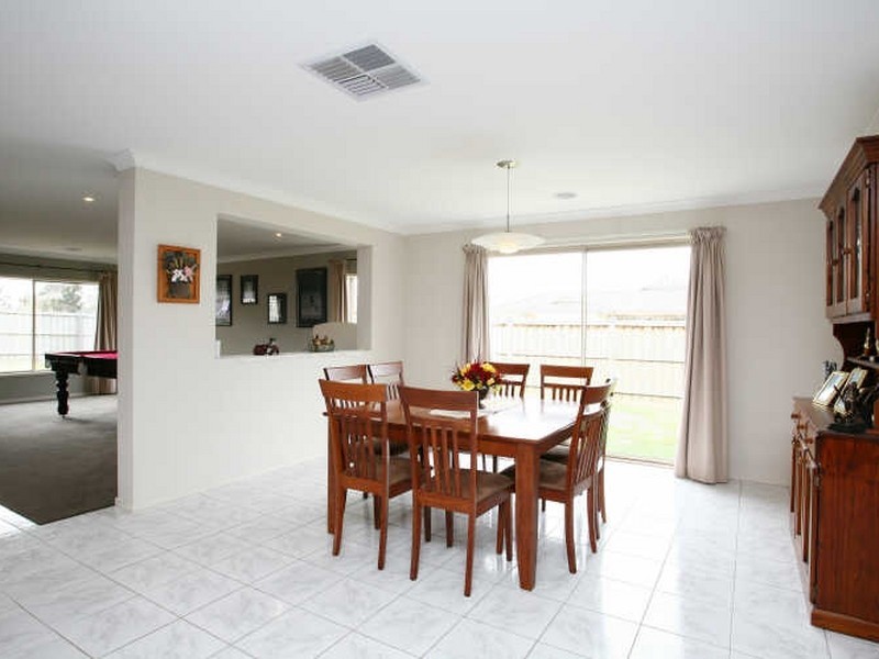 20 Henry Lawson Drive, Pakenham VIC 3810