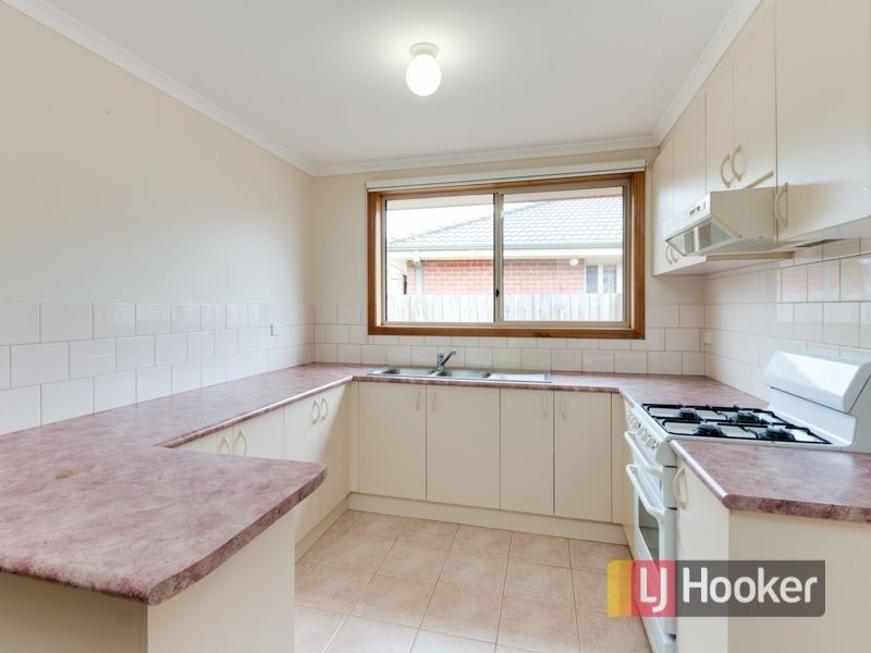 8 Naples Way, Pakenham VIC 3810