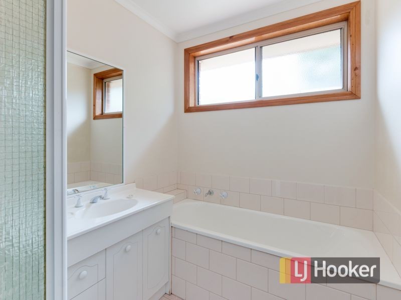 8 Naples Way, Pakenham VIC 3810