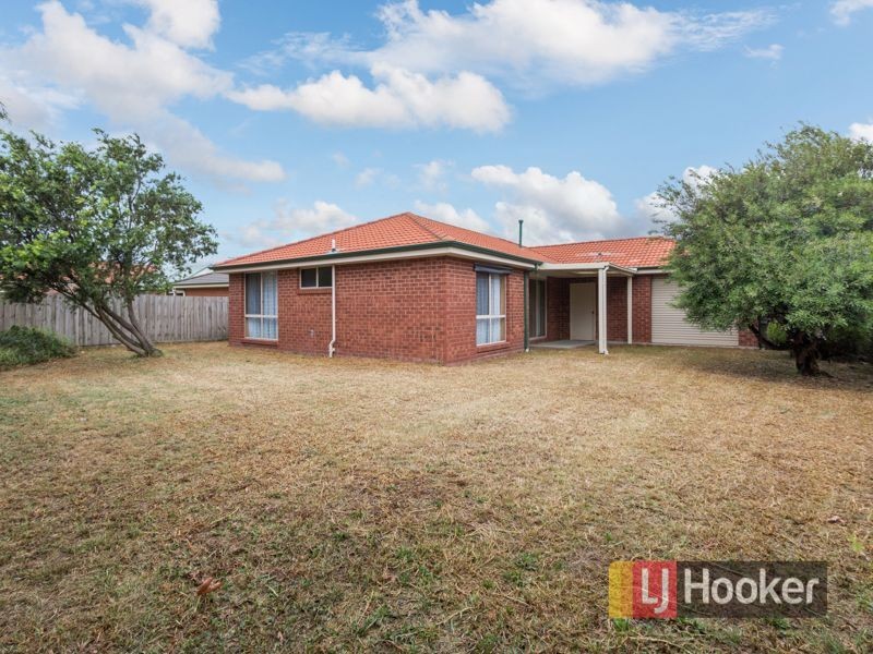 8 Naples Way, Pakenham VIC 3810