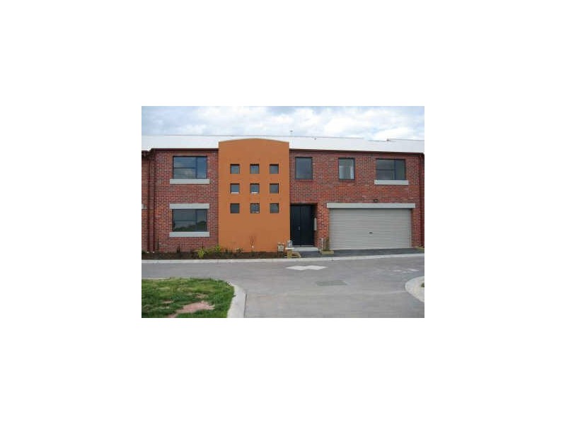 2 Oaks Lane, Pakenham VIC 3810