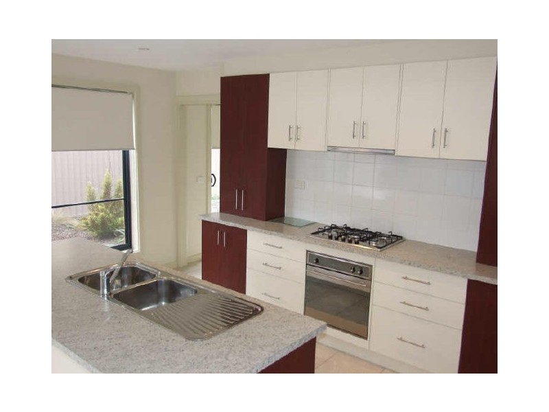 2 Oaks Lane, Pakenham VIC 3810