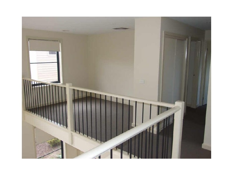 2 Oaks Lane, Pakenham VIC 3810