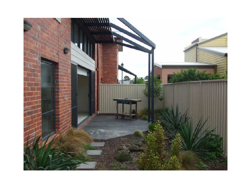 2 Oaks Lane, Pakenham VIC 3810