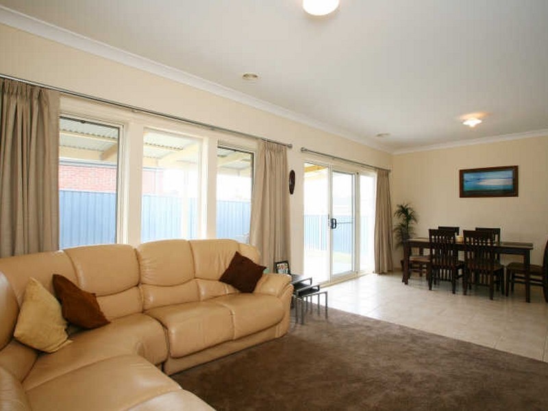 21 Ironbark Circuit, Pakenham VIC 3810