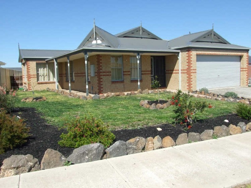 19 Bluehills Boulevard, Pakenham VIC 3810