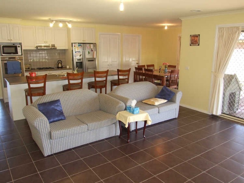 28 Hartland Circuit, Pakenham VIC 3810