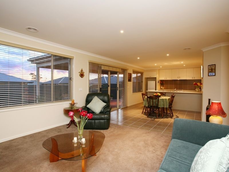 11 Pashia Grove, Pakenham VIC 3810