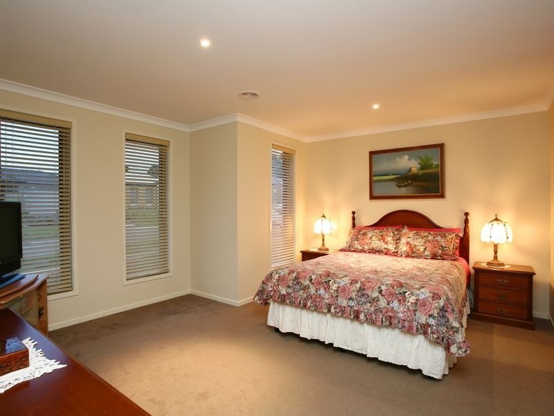 11 Pashia Grove, Pakenham VIC 3810