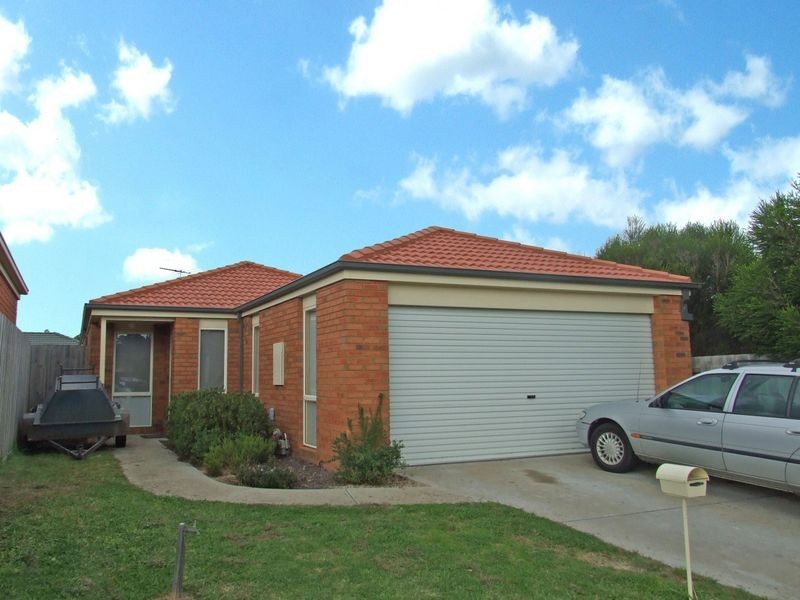 2 Sir Thomas Drive, Pakenham VIC 3810