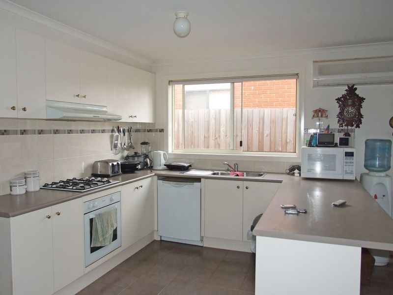 2 Sir Thomas Drive, Pakenham VIC 3810