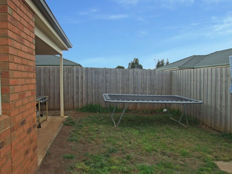 2 Sir Thomas Drive, Pakenham VIC 3810