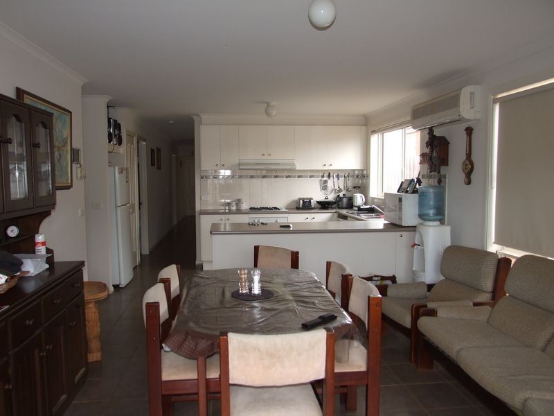 2 Sir Thomas Drive, Pakenham VIC 3810