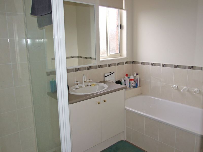 2 Sir Thomas Drive, Pakenham VIC 3810