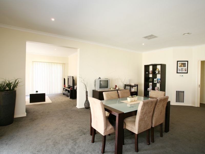 6 Viola Avenue, Pakenham VIC 3810