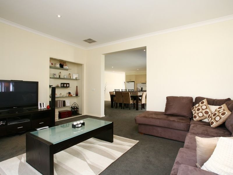 6 Viola Avenue, Pakenham VIC 3810