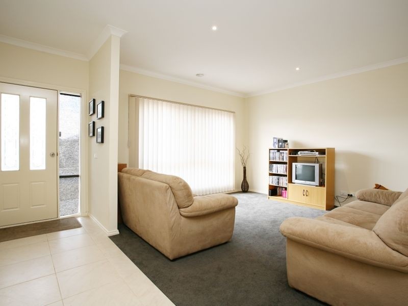 6 Viola Avenue, Pakenham VIC 3810