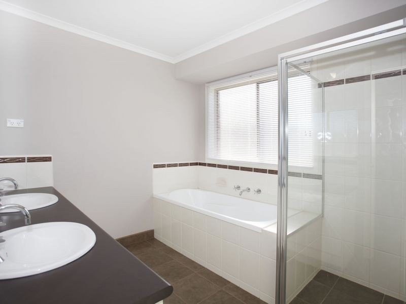 2 Mikasa Place, Pakenham VIC 3810