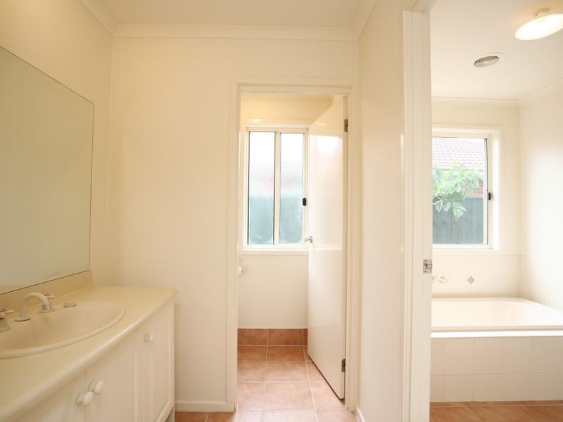 33 Lansbury Drive, Narre Warren South VIC 3805