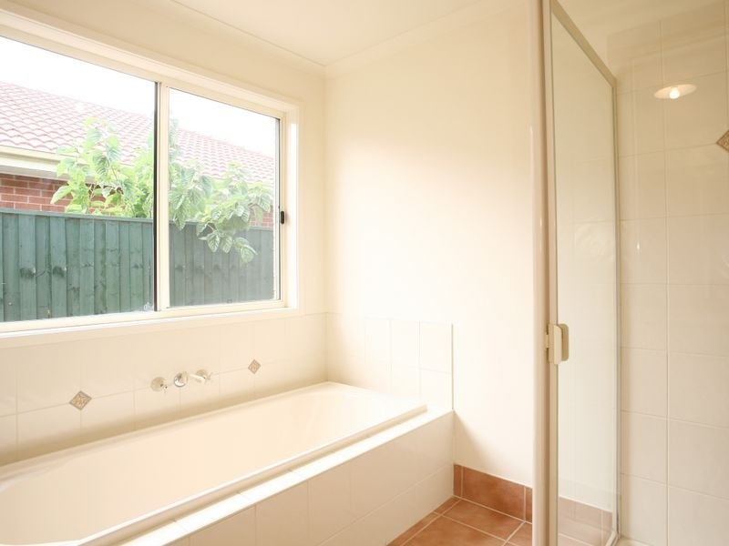 33 Lansbury Drive, Narre Warren South VIC 3805