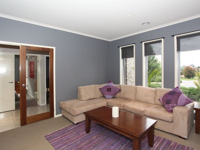 8 Fallingwater Drive, Pakenham VIC 3810