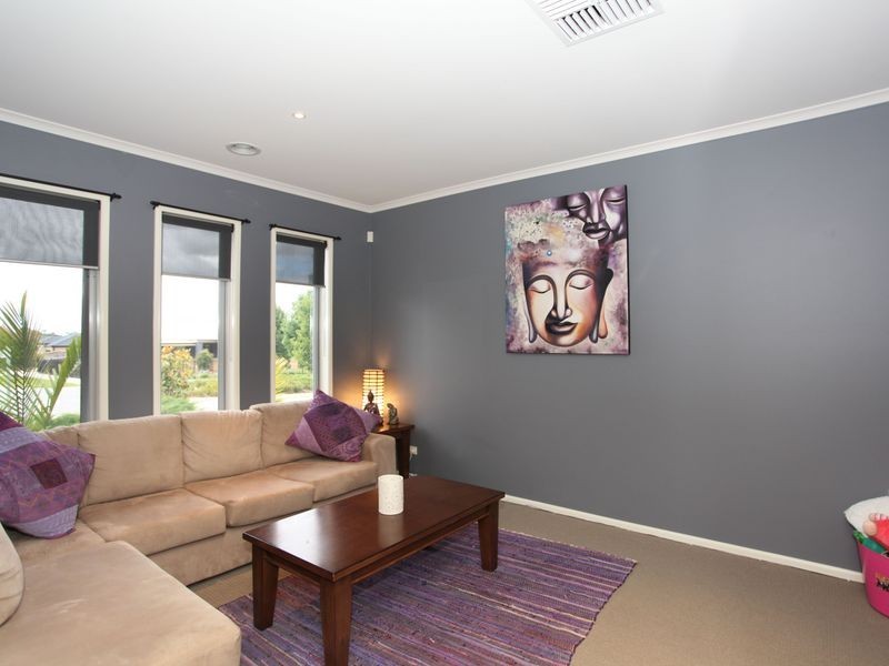 8 Fallingwater Drive, Pakenham VIC 3810