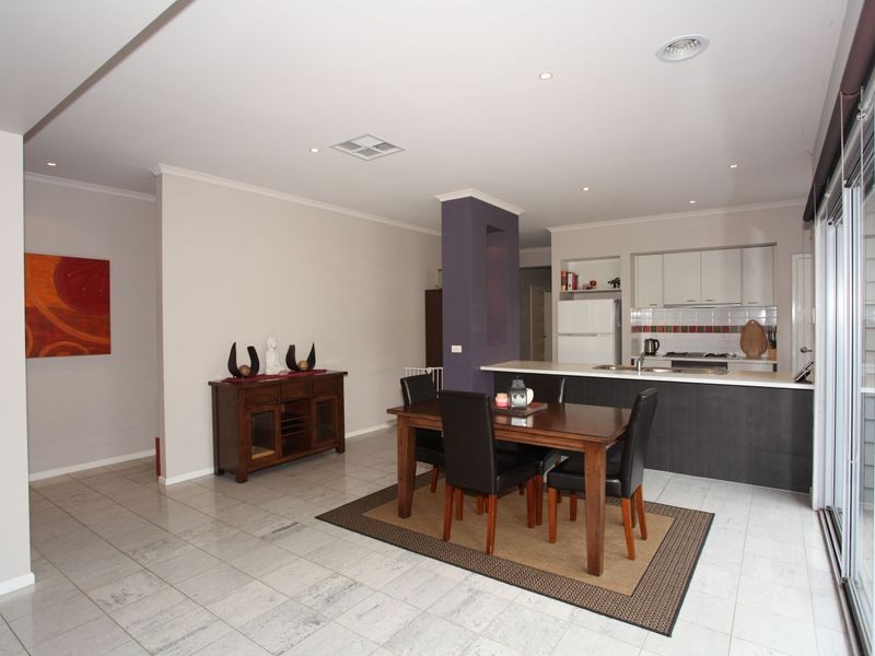 8 Fallingwater Drive, Pakenham VIC 3810