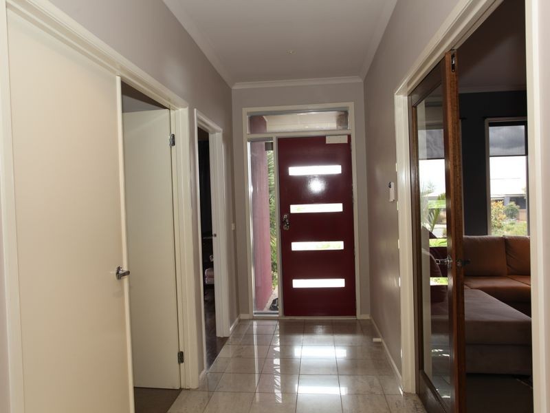 8 Fallingwater Drive, Pakenham VIC 3810