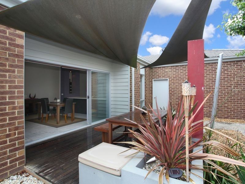 8 Fallingwater Drive, Pakenham VIC 3810