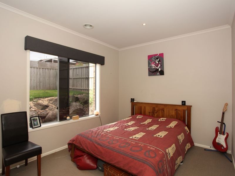 8 Fallingwater Drive, Pakenham VIC 3810